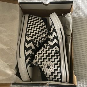 Converse Madison mid New in Box, Black and White Size 10
